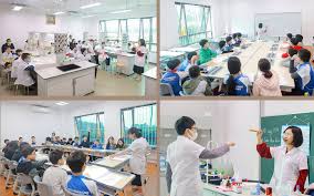 Người thầy và học sinh trong giờ thực hành