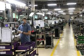 Công nhân làm việc trong nhà máy hiện đại