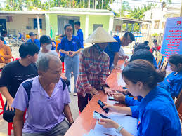 Cán bộ hướng dẫn người dân thực hiện thủ tục công