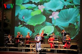 Biểu diễn nhạc cụ dân tộc trong không gian di sản